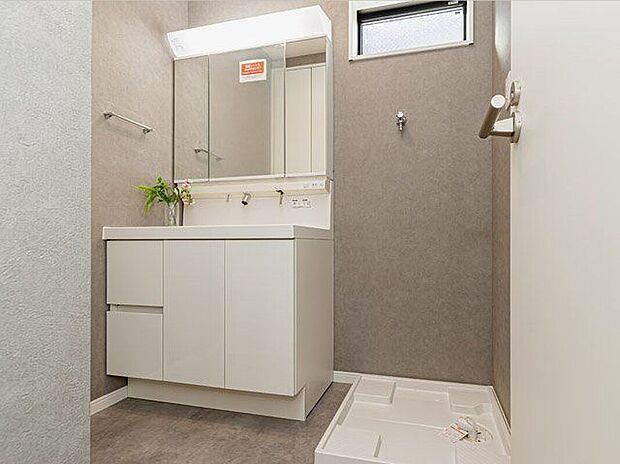 【建物プラン例 (内観写真)】【施工例/洗面】シャンプードレッサーには座って身支度できるスペースもあり、お風呂上がりのドライヤーや朝のお化粧も楽々。