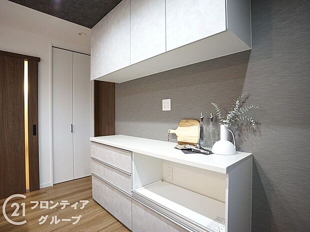 【その他】【施工例／カップボード】カップボードは縦に収納スペースを確保できるため、限られたキッチンの床面積を有効に使えます。壁付けの収納なので、食器棚のように地震の際に倒れる心配もありませんね。