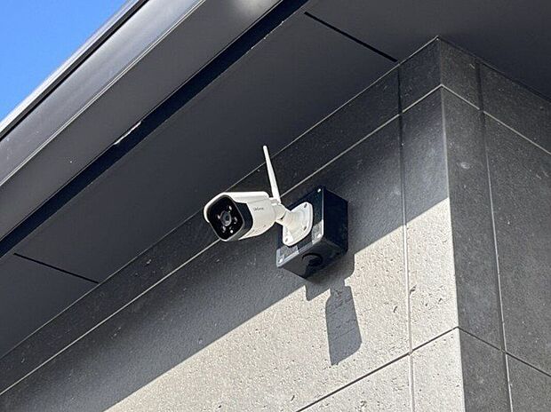 【防犯設備】【施工例／防犯カメラ】見える場所に設置することで防犯意識の高い家をアピールでき、犯罪の抑止力になります。また、万が一事件やトラブルなどが発生した場合も、証拠映像として記録できるため安心ですね。