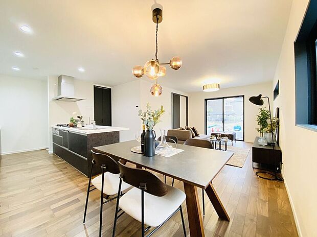 【リビング】広々リビングで家族団らんのひとときを