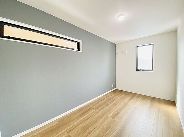 【室内】洋室は、シンプルでありながらもスタイリッシュなデザインです。快適な暮らしをサポートします。