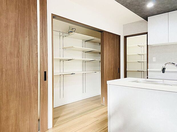 【収納】便利なパントリー付きで、買い置きの食品や調理器具もまとめて管理可能。キッチンを広く使える嬉しい設備です。