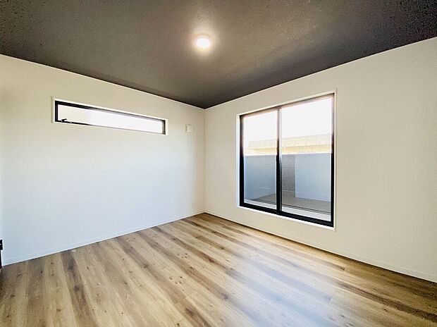 【子供部屋】明るく広々とした子ども部屋は、遊び心をくすぐる空間です。お子様の成長を見守るのにぴったりの環境です。