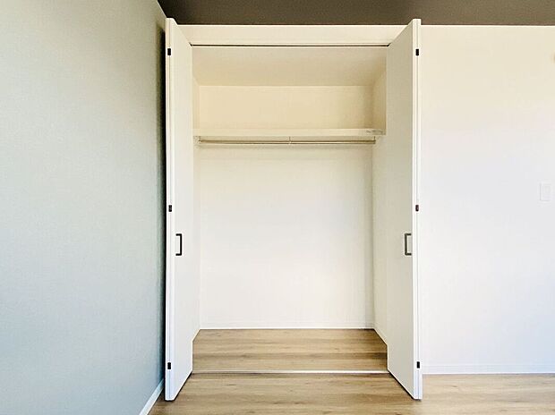 【収納】スタイリッシュな収納で、お部屋を美しく保てます。デザイン性に優れた収納は、インテリアの一部としても楽しめます。おしゃれな空間を演出しながら、機能的に物を整理整頓できます。