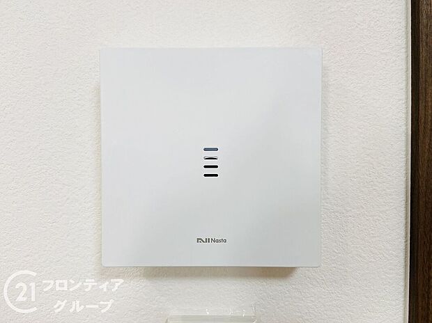 【防犯設備】スマホ対応のインターホン。家中どこにいてもスマホ１つで対応いただけます。また、宅配ボタンがあり自動応答も可能◎