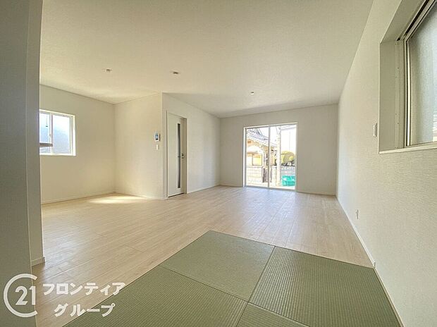 フローリングは、日常生活で床材の受ける様々な傷や、温度・湿度変化によるひび割れの発生を大幅に抑える特殊加工を施工済みです！