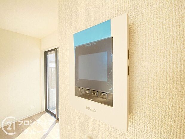 【防犯設備】ハンズフリー機能を備えたカラーモニターインターホンを採用!お料理中などで手が塞がっていても便利に応答可能です!夜間の映像確認機能もついていて、安心ですね!