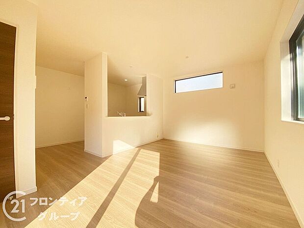 【リビング】リビングのフローリング材には、木目や色調など木材特有の風合いがあり、ナチュラルな美しさで、日々の生活に温もりを与えてくれます。