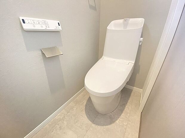 【トイレ】トイレは温水洗浄付き便器です。壁紙の色、窓の配置等、一邸一邸のこだわりをぜひ現地でご覧ください。