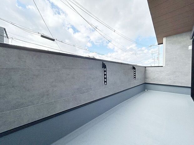 【バルコニー】おうちでBBQを楽しんだり家庭菜園やワンちゃんの日向ぼっこスペースとしても使え、ご家族の思い出づくりに+αの働きをしてくれます