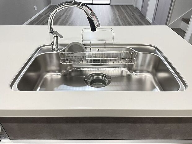 【その他設備】ファミリーサイズのシンクです。大きなサイズなので、大根や葉野菜など大きなお野菜を思いっきり洗えますね。大型のお鍋もサッと予洗いができるのうれしいですね。