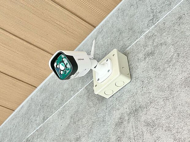 【防犯設備】防犯カメラが設置されていることで、セキュリティ対策が強化されています。外部からの侵入や不審者を監視し、安全な暮らしをサポートします。