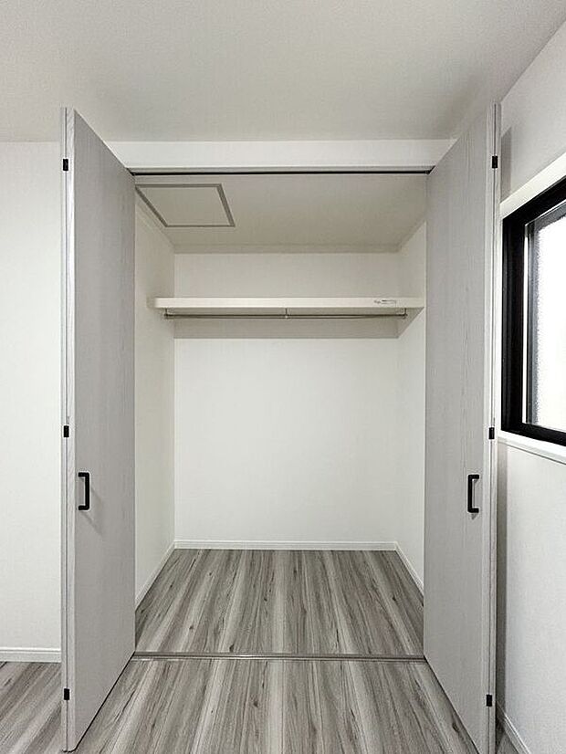 【収納】居室に配置された収納は、無駄なスペースを減らし、効率的に物を整理できるので、居心地の良い空間が作れます。