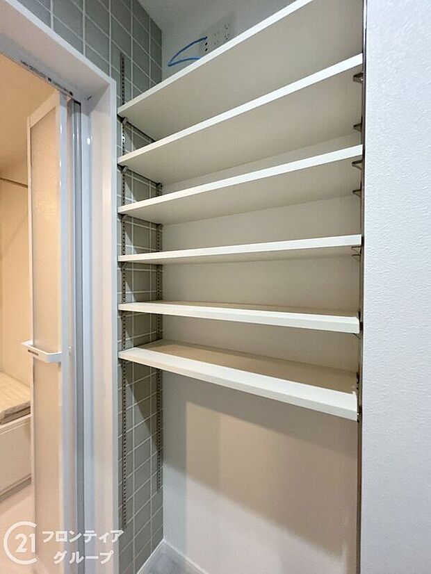 【収納】スタイリッシュな収納で、お部屋を美しく保てます。デザイン性に優れた収納は、インテリアの一部としても楽しめます。おしゃれな空間を演出しながら、機能的に物を整理整頓できます。