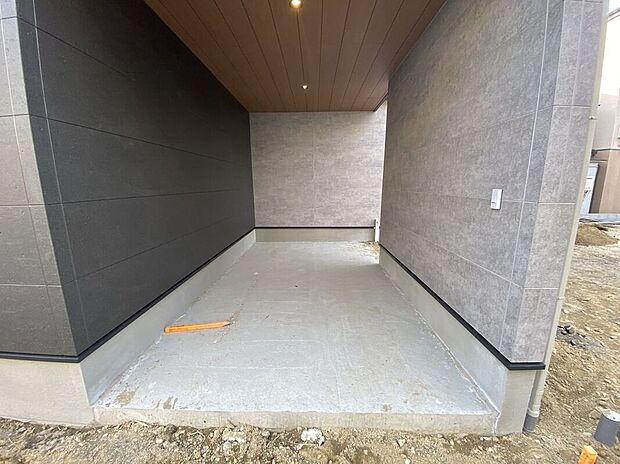 【駐車場】広々としたスペースで車の出し入れがスムーズに行えます。