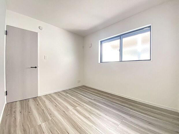 【子供部屋】柔らかな色合いでまとめられた子ども部屋は、安心して過ごせる落ち着いた雰囲気を提供します。