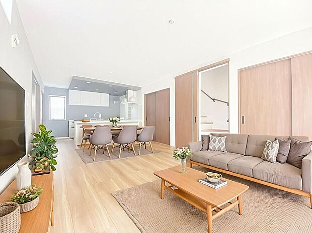 【リビング】【家具設置イメージ画像】落ち着き、安らぐ色彩に包まれ、柔らかい光の中でほっと一息入れたくなりますね。リビング階段で、ご家族とのコミュニケーションも増える空間に。