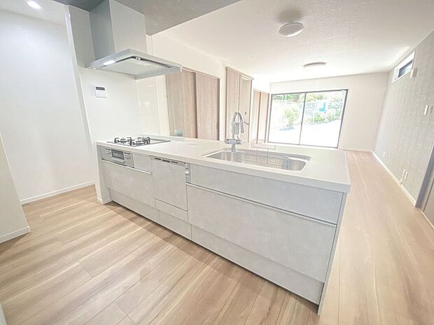 【キッチン】キッチンは対面式カウンターのため、リビングを見渡しながら調理が可能!キッチン横にはパントリー収納もあり、カップボードも標準設置のため、スッキリとお使いいただけます!