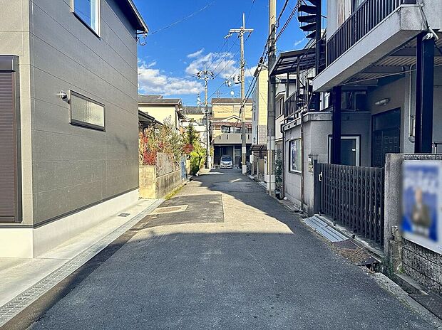 【前面道路含む外観】前面道路は閑静な住宅地をはしる車通りの少ない道路。お車の出し入れが苦手なママや小さなお子様にも安心ですね。しっかり舗装もされているので、ベビーカーや自転車で通っても快適に通行できます。