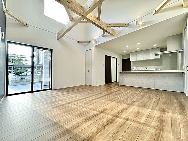 【リビング】人気の対面式キッチンで会話も弾みます!お食事の準備をしながらでもご家族とのコミュニケーションを楽しめますね♪友人とのホームパーティーも可能です★