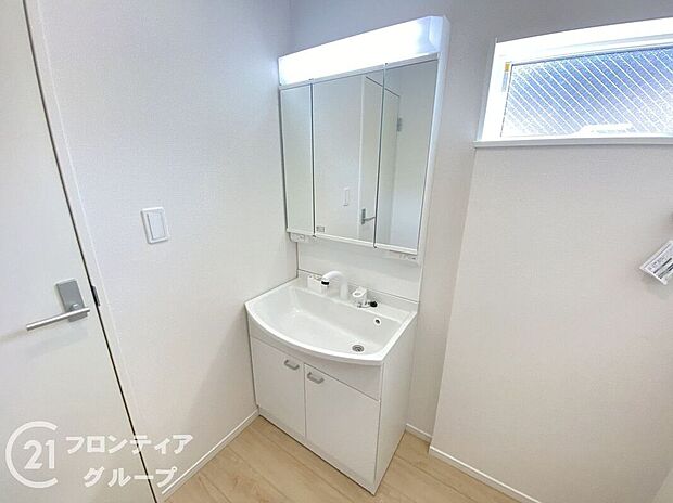 【洗面】小窓付きの洗面室は、毎朝心地よい光を運んでくれるので、すがすがしい気持ちで１日をスタートできます！