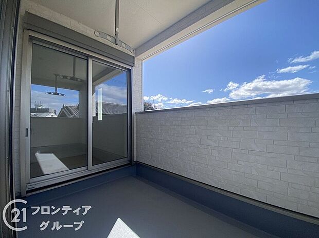 【バルコニー】日当たりの良いバルコニーは、お洗濯が多いときも安心。たくさん干してもカラっと乾きそうです！