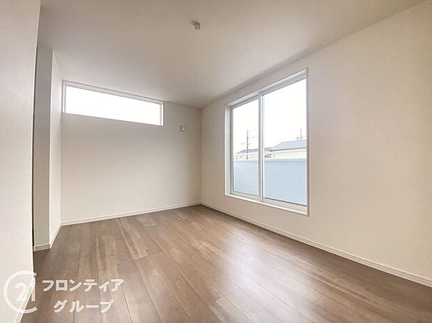【子供部屋】寝室や子供部屋など用途多彩な明るい洋室！
