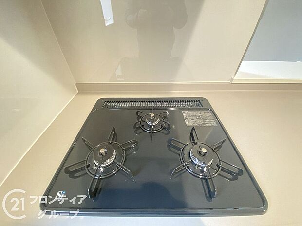 【その他設備】お手入れしやすい３口コンロ！お料理が楽しくなりそうですね
