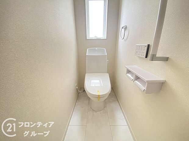 【トイレ】便器にふちがなく、汚れが隠れて見えない部分が極端に少なくなっており、お手入れも楽々！スピーディでパワフルな洗浄力を実現しています！