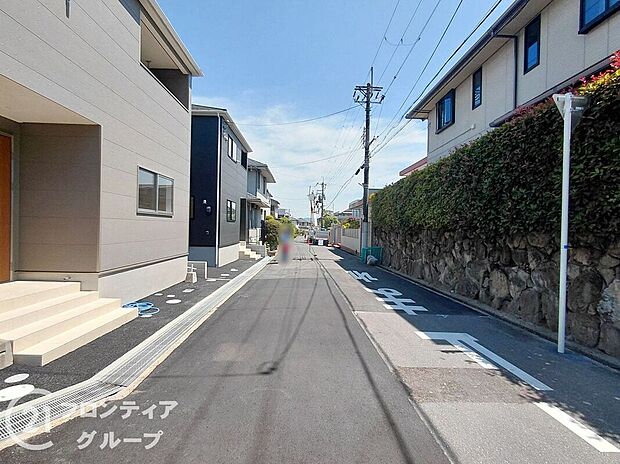 【前面道路含む外観】現地写真更新！現地ご案内とともに住宅ローンのご相談も承ります！実際の道路幅や雰囲気は、ぜひ一緒に現地で確認いたしましょう