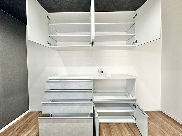 【収納】季節物もすっきり片付けられる、たっぷり収納です。衣替えの際にも困らない大容量の収納スペースがあり、季節ごとのアイテムをスムーズに整理できます。快適な生活をサポートします。