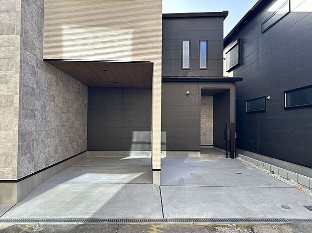 【駐車場】広々としたスペースで車の出し入れがスムーズに行えます。
