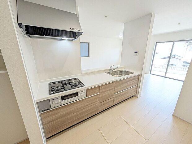 お手入れが楽に行える換気扇やステンレスワークトップは毎日お料理する奥様の味方！