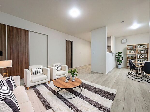 ※家具設置イメージLDKには大きな窓からたくさんの光が入り、明るく、開放的な空間を演出してくれます。お友達が遊びに来た時も自慢のリビングになりますね！