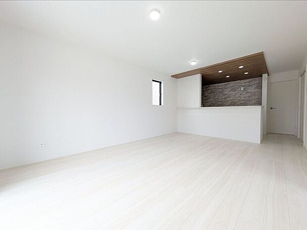 高耐久でコストパフォーマンスに優れたフローリングを採用したリビングです！擦り傷やへこみ傷に強く、ワックスフリーでお手入れも簡単