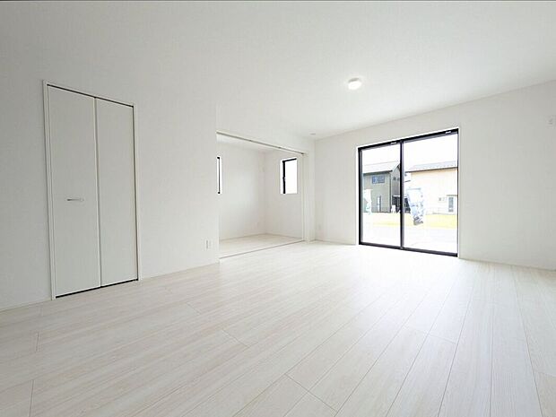 沢山の光が差し込む明るいリビングは、開放的で心地よい空間です。自然と家族が集まり幸せな時間が流れます。