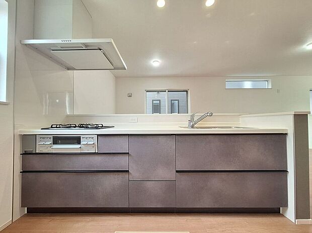 人工大理石カウンタートップ・ガラストップコンロを採用しており、お掃除ラクラク!奥様に嬉しい機能がたくさんついており、毎日のお料理も楽しくなりそうですね!