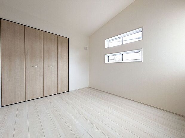 子ども部屋や寝室に用途多彩な明るい洋室