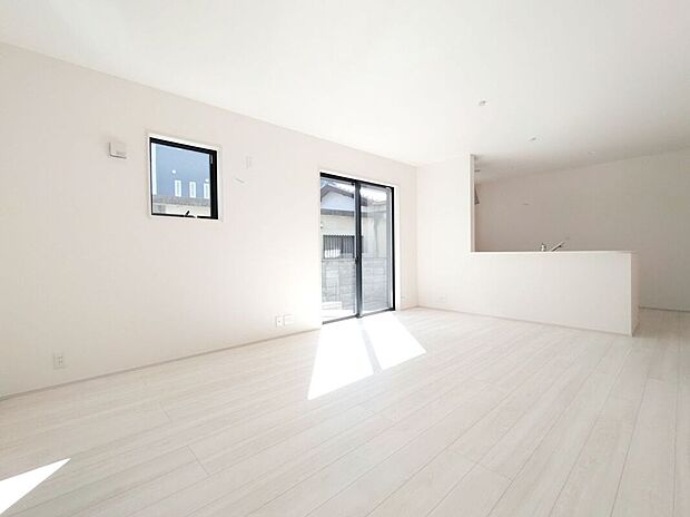 リビングのフローリング材には、木目や色調など木材特有の風合いがあり、ナチュラルな美しさで、日々の生活に温もりを与えてくれます。