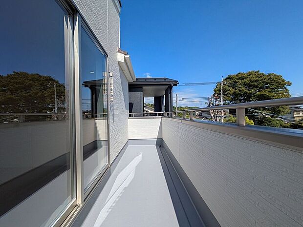 【バルコニー】日当たりの良いバルコニーは、お洗濯が多いときも安心！たくさん干してもカラっと乾きそうです！