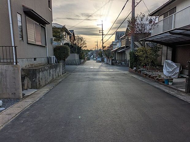 【前面道路含む外観】現地写真更新！現地ご案内とともに住宅ローンのご相談も承ります！実際の道路幅や雰囲気は、ぜひ一緒に現地で確認いたしましょう