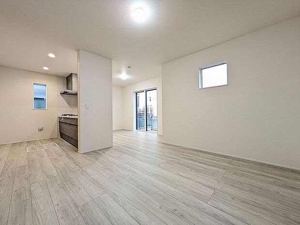 【リビング】シンプルで美しいデザインのリビングは、お好みのインテリアにコーディネイトしやすく、家族がやすらぐ癒しの空間が作れますね。