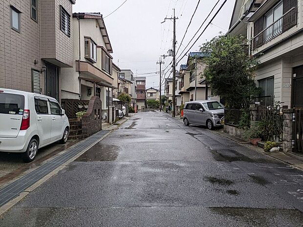 【前面道路含む外観】多様化する住まいのお悩みを当社へお気軽にご相談下さい