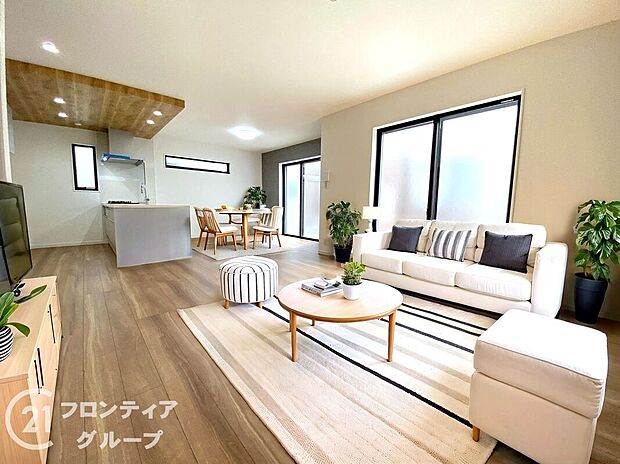 【建物プラン例 (内観写真)】【施工例/リビング(ハイサイドライト)】外からの視線を遮りつつ、自然光を室内に取り込むハイサイドライトを採用したリビング。効率的に空気を循環させることができるのもメリットです。