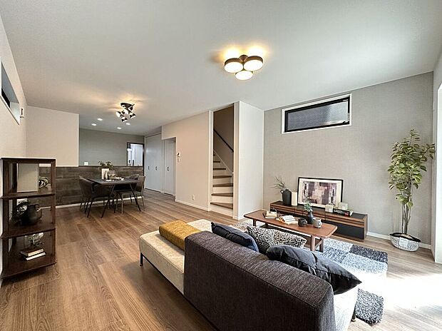 【建物プラン例 (内観写真)】【施工例/リビング(リビング階段)】家族が自然と顔を合わせる機会が増えるリビング階段。玄関ホールや廊下を省略できるため、家の中のスペースの有効活用にもなります。