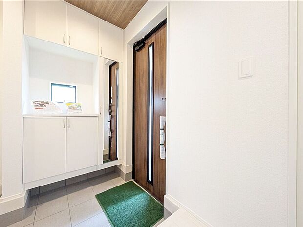 【玄関】素敵なデザインの玄関ドアは、断熱性に優れた省エネ仕様