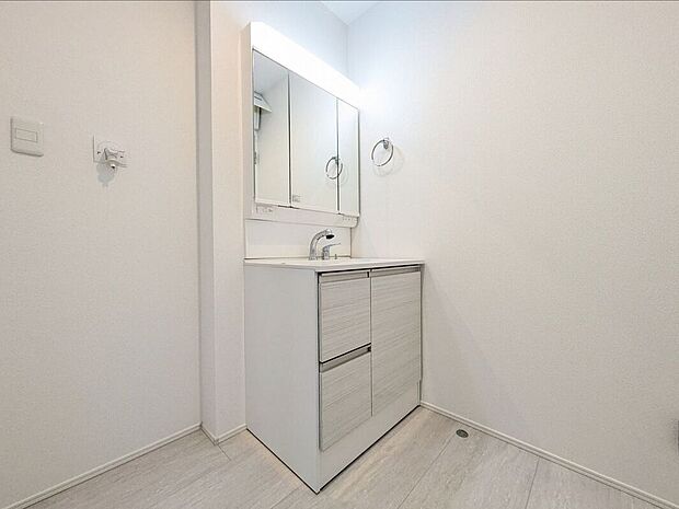 【洗面】収納たっぷりのキャビネットは、使いやすく清潔感のある洗面室に！
