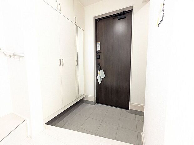 【玄関】素敵なデザインの玄関ドアは、断熱性に優れた省エネ仕様