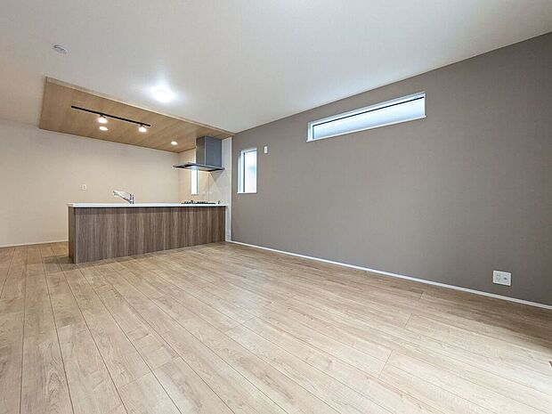 【リビング】LDKには大きな窓からたくさんの光が入り、明るく、開放的な空間を演出してくれます。お友達が遊びに来た時も自慢のリビングになりますね!