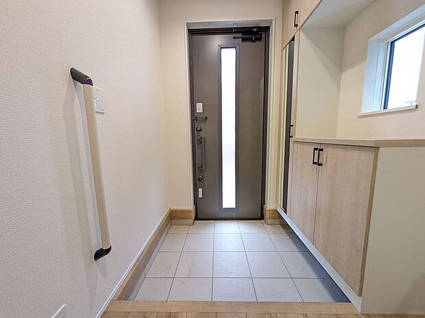 【玄関】玄関は防犯性の優れたダブルロックドアです!